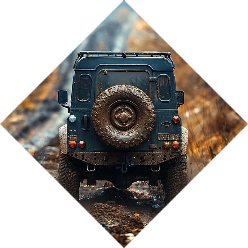 Aluminiumbild gebürstet Geländewagen fährt auf schlammigen Waldweg Raute