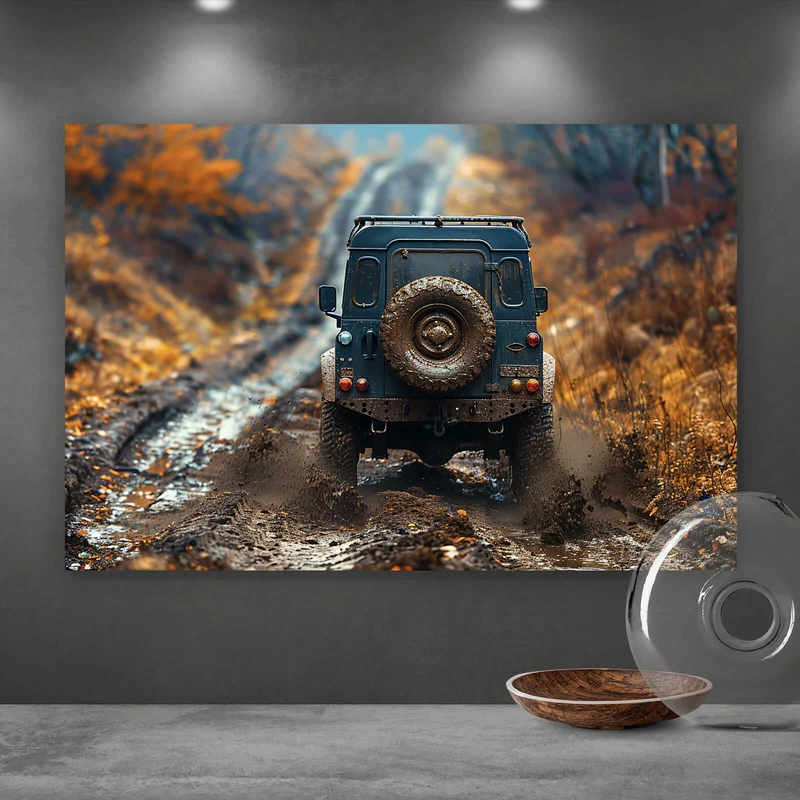 Spannrahmenbild Geländewagen fährt auf schlammigen Waldweg Querformat