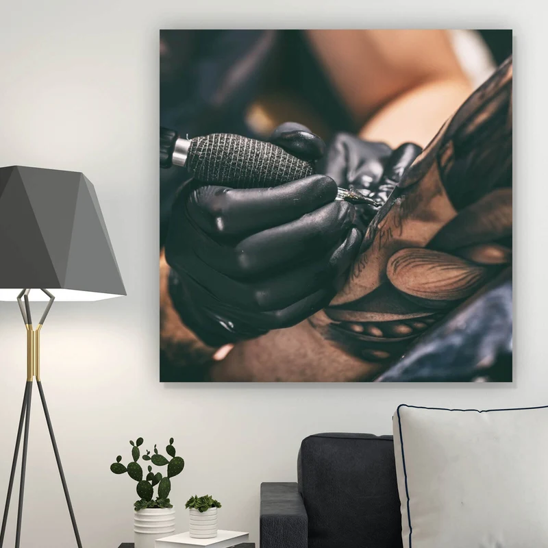 Acrylglasbild Künstler beim Tätowieren eines Tattoo Quadrat
