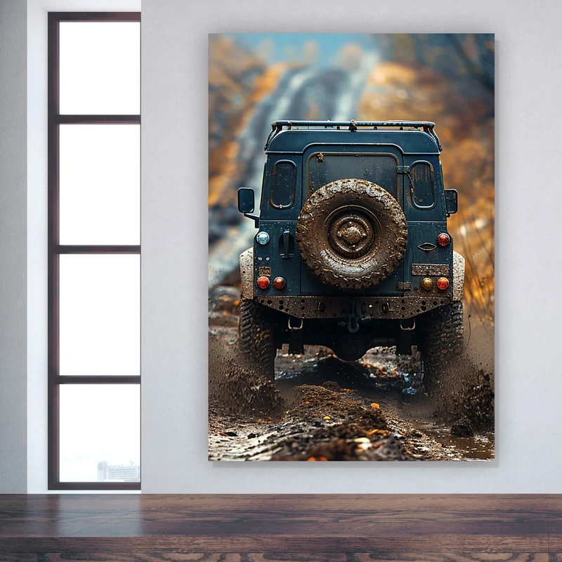 Aluminiumbild gebürstet Geländewagen fährt auf schlammigen Waldweg Hochformat
