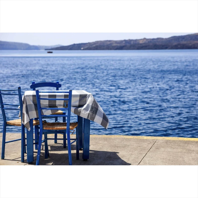Aluminiumbild Blauer Tisch am Meer Querformat