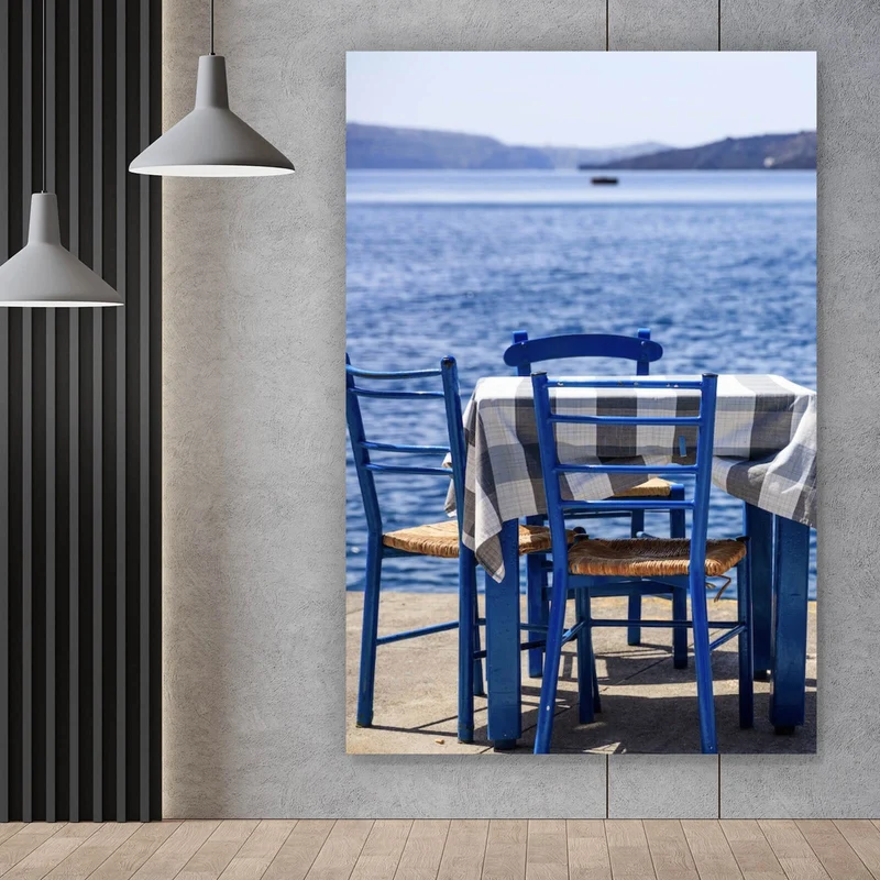 Leinwandbild Blauer Tisch am Meer Hochformat