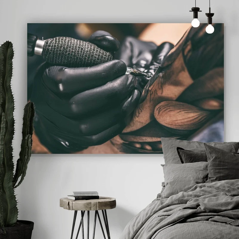Poster Künstler beim Tätowieren eines Tattoo Querformat