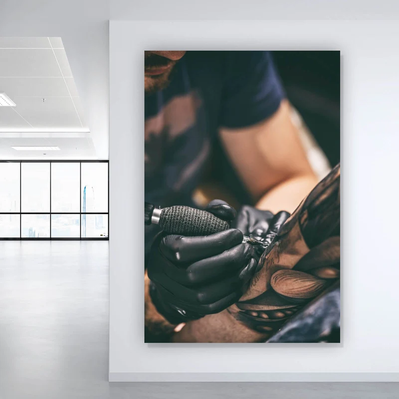 Poster Künstler beim Tätowieren eines Tattoo Hochformat