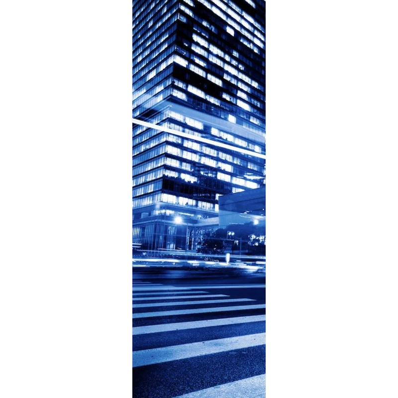 Poster Nachtaufnahme einer Stadtstraße mit Hochhäusern Panorama Hoch