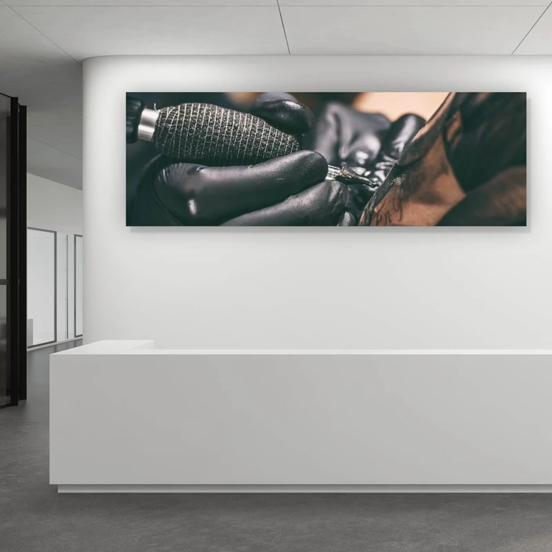 Aluminiumbild gebürstet Künstler beim Tätowieren eines Tattoo Panorama