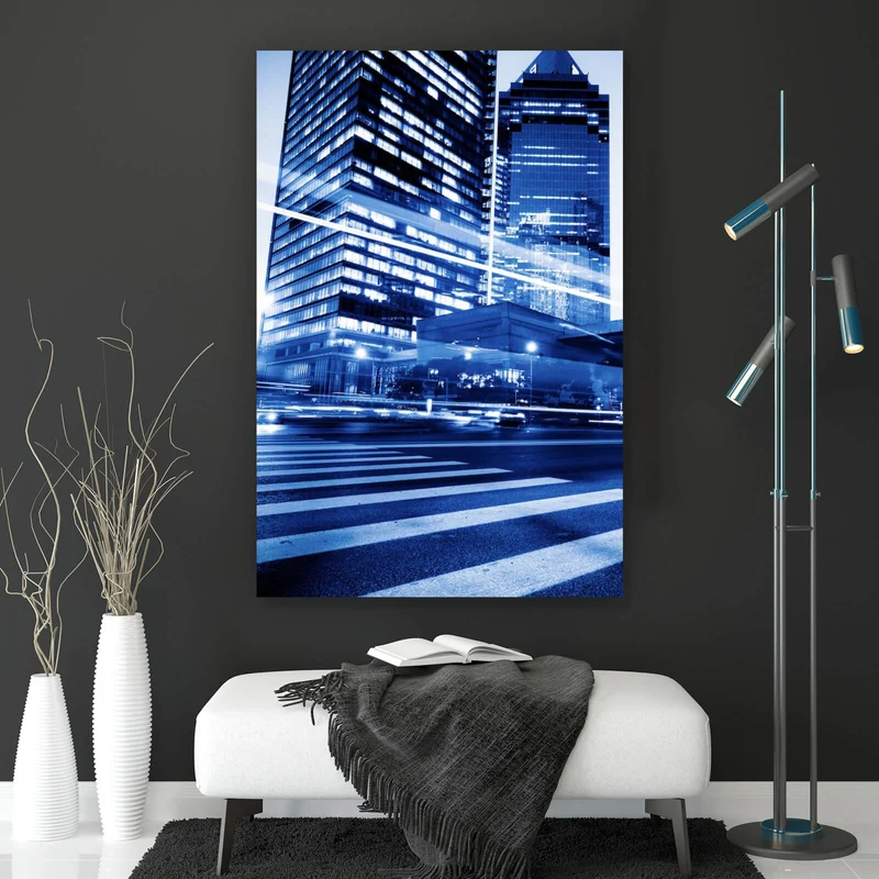Acrylglasbild Nachtaufnahme einer Stadtstraße mit Hochhäusern Hochformat